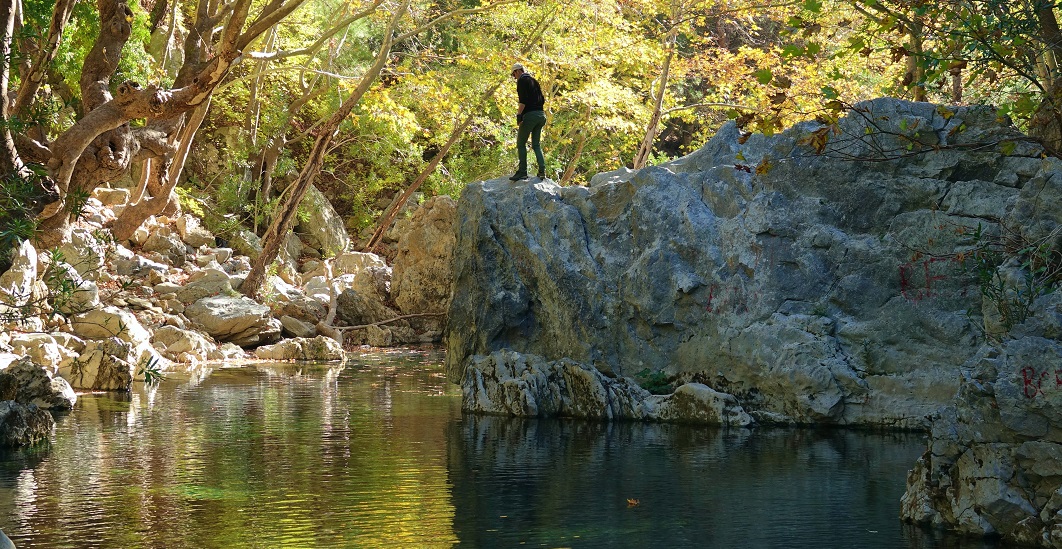 Kazdağları’nı ziyaret eden doğaseverler sonbahar renkleri eşliğinde zaman geçiriyor