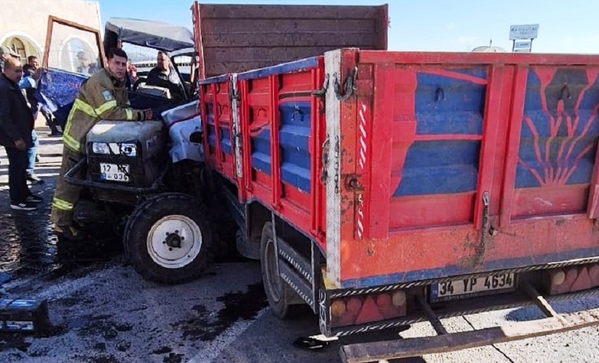 Ayvalık’ta Kamyon Traktöre Girdi. 4 Yaralı