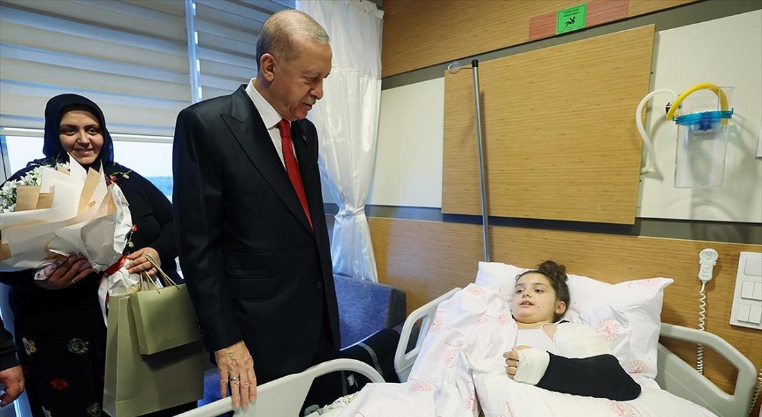 Cumhurbaşkanı Erdoğan Balıkesir’deki kazada yaralanan öğrencileri ziyaret etti