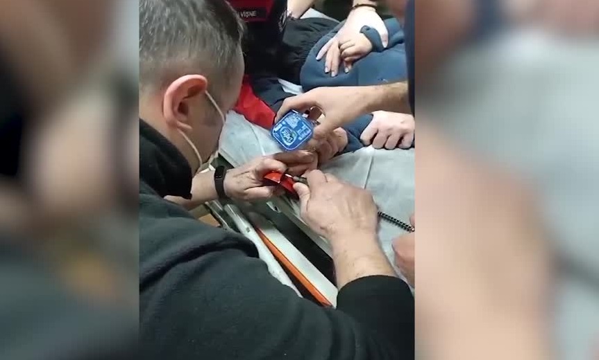 Erdek’te Çocuğun Zil Çanına Sıkışan Parmağını İtfaiye Kurtardı