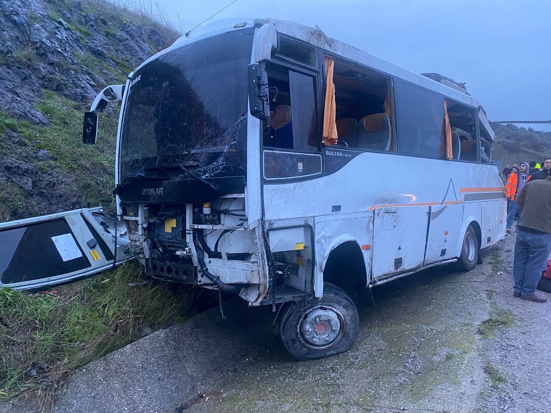 Gönen’de İşçi Servisi Devrildi, 25 Yaralı