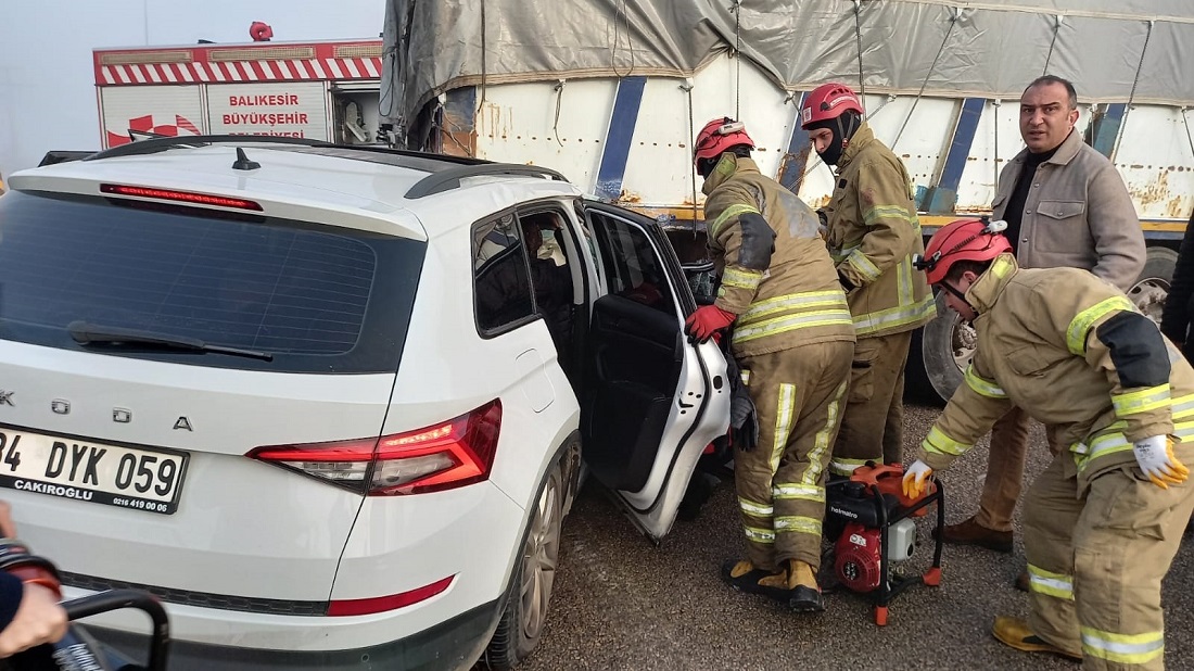 Balıkesir’de Kamyona Çarpan Otomobildeki 5 Kişi Yaralandı