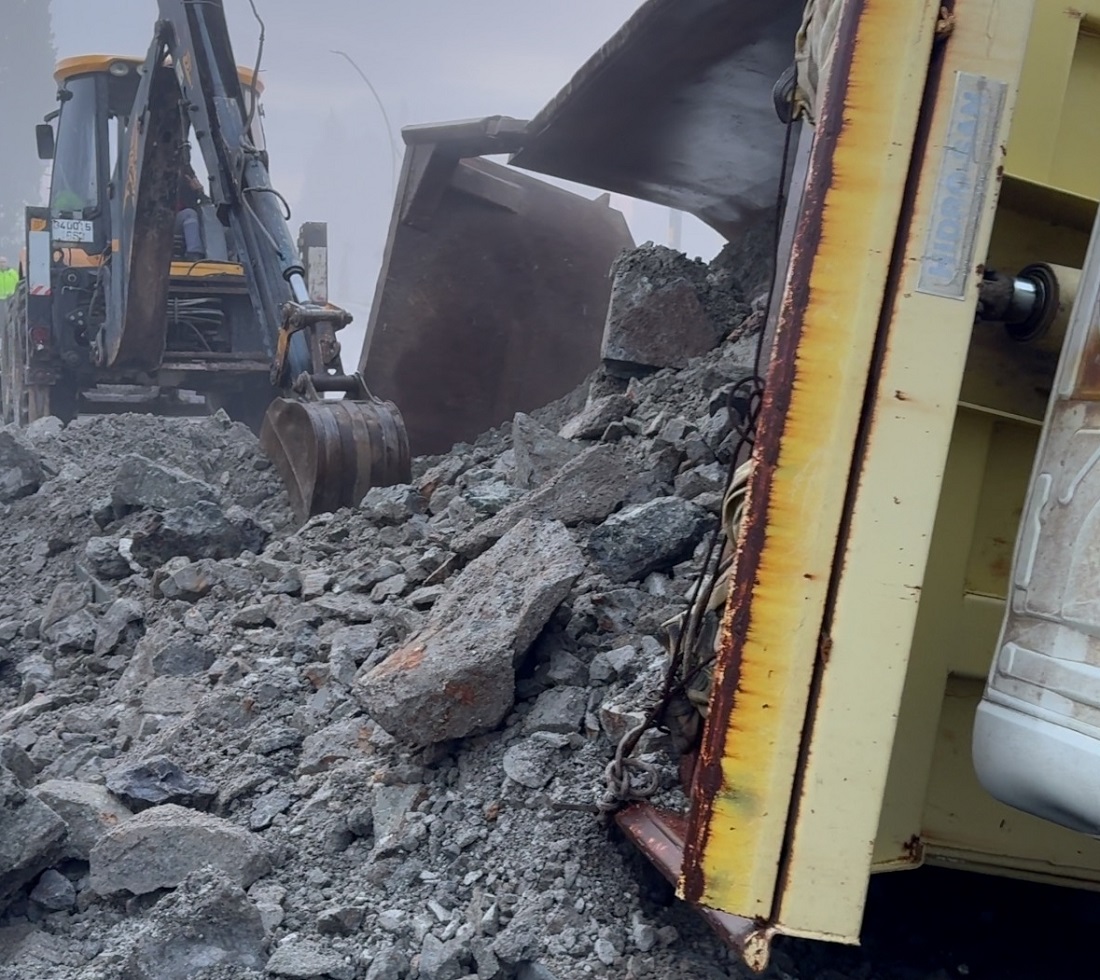 Hafriyat Kamyonu Kara Yolunda Oluşan Çukura Düştü