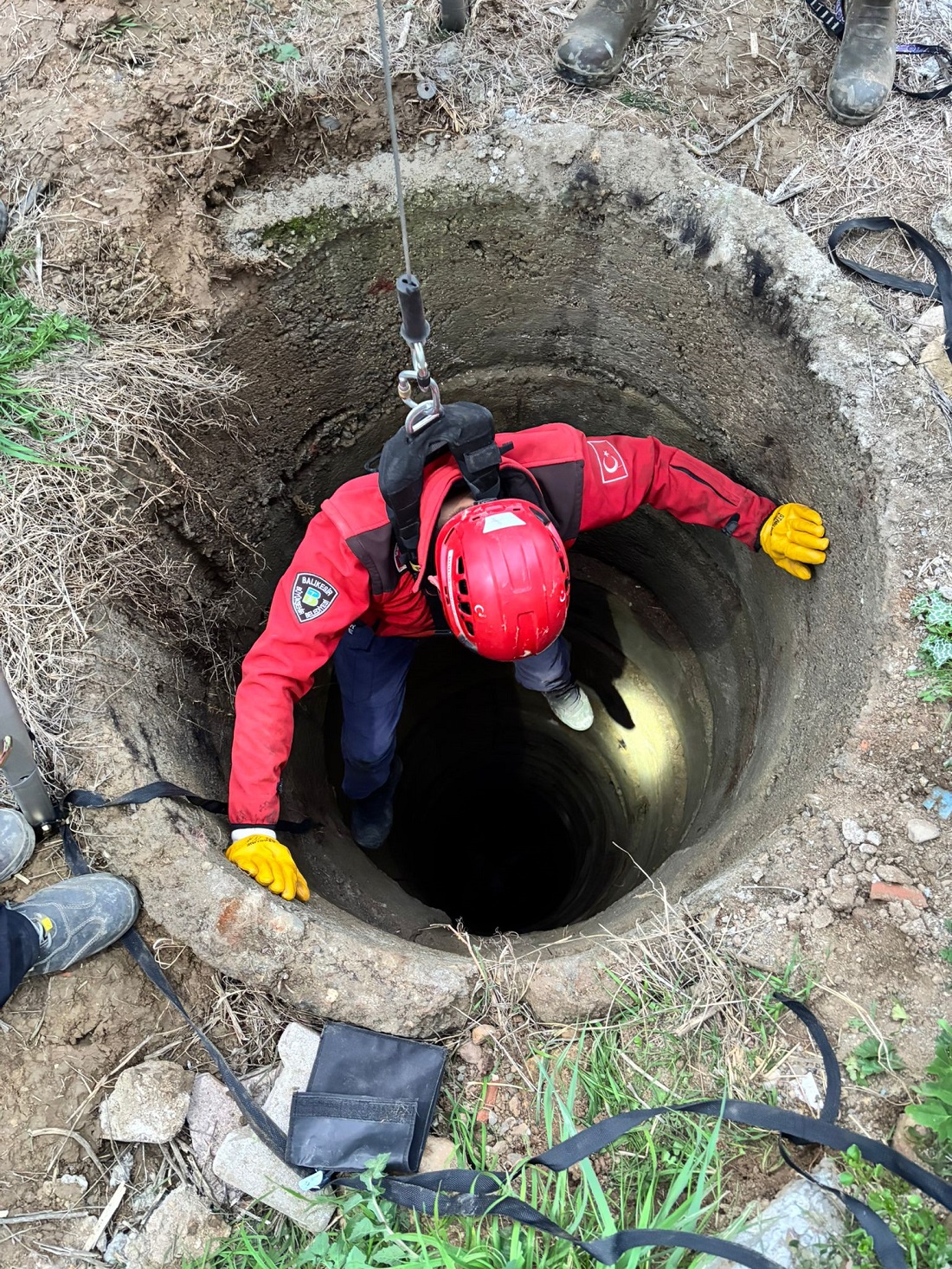 Balıkesir’de Kuyuya Düşen İnek Kurtarıldı
