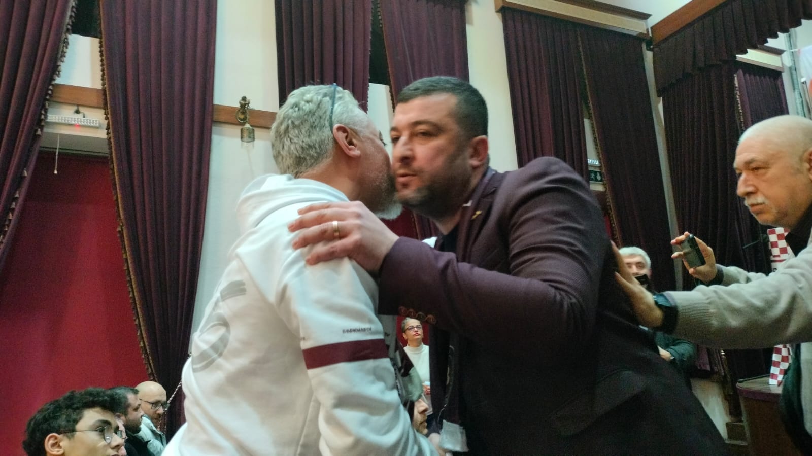 Bandırmaspor Taraftarlar Derneği 4. Olağan Genel Kurulu’nda Kazanan Özgür Eren