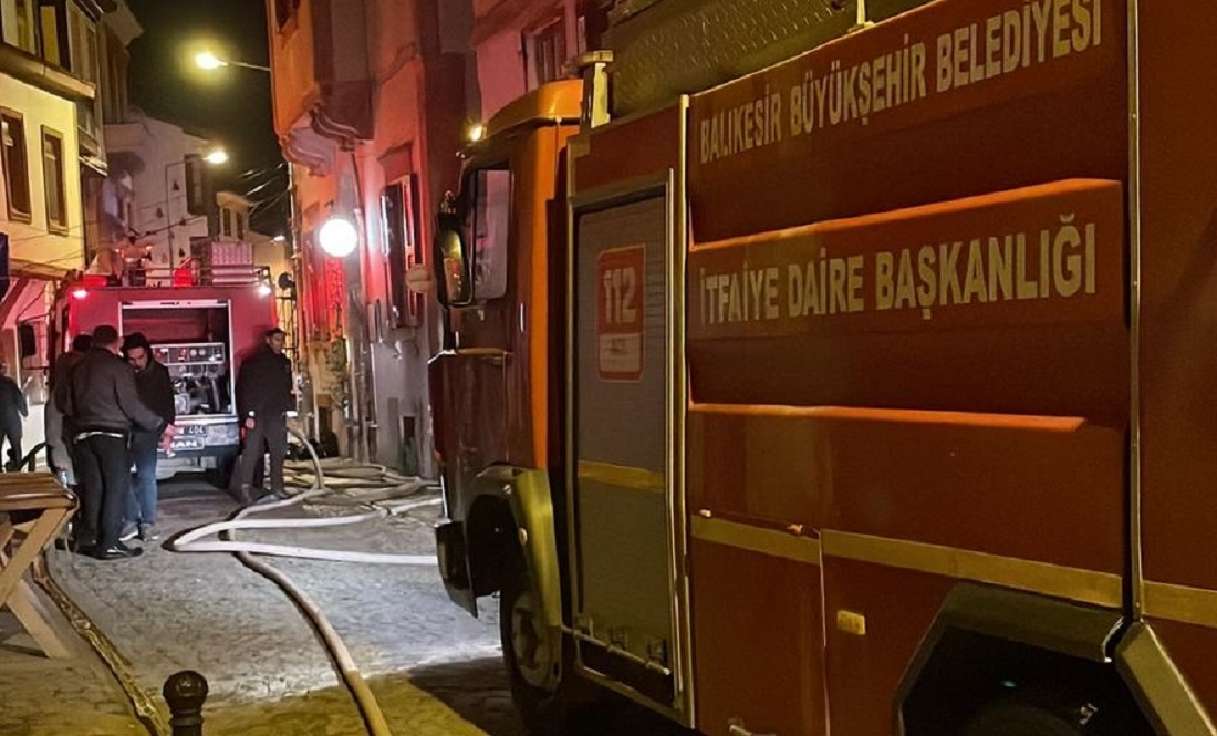 Balıkesir’de Çıkan Yangında 3 Bina Kullanılamaz Hale Geldi