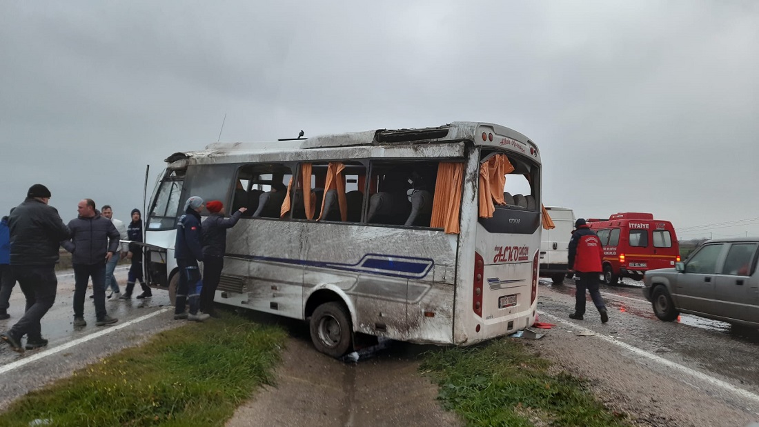 Gönen’de İşçi Servisinin Devrilmesi Sonucu 18 Kişi Yaralandı