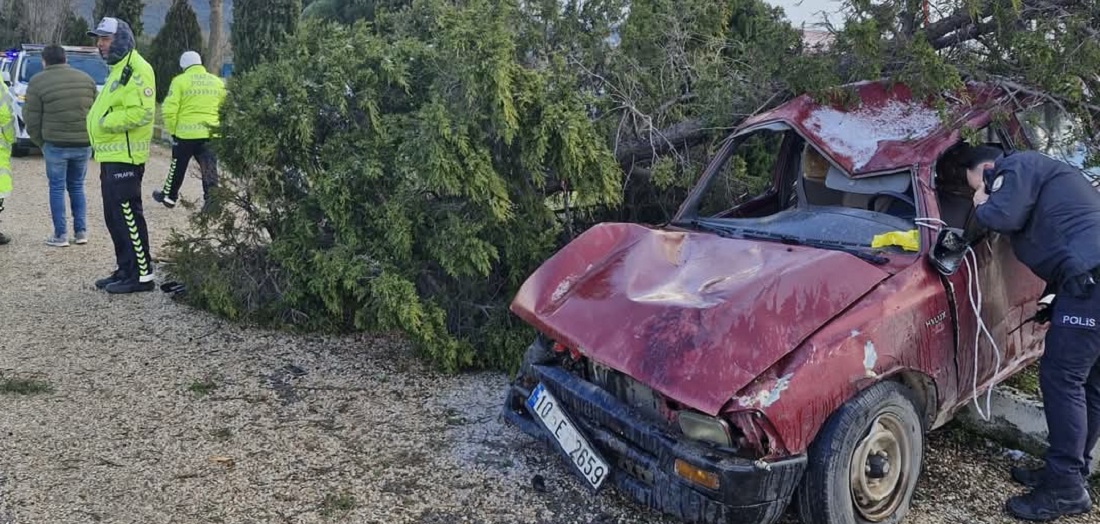 Erdek’te Çaldığı Araçla Kaza Yapan Şüpheli Aranıyor