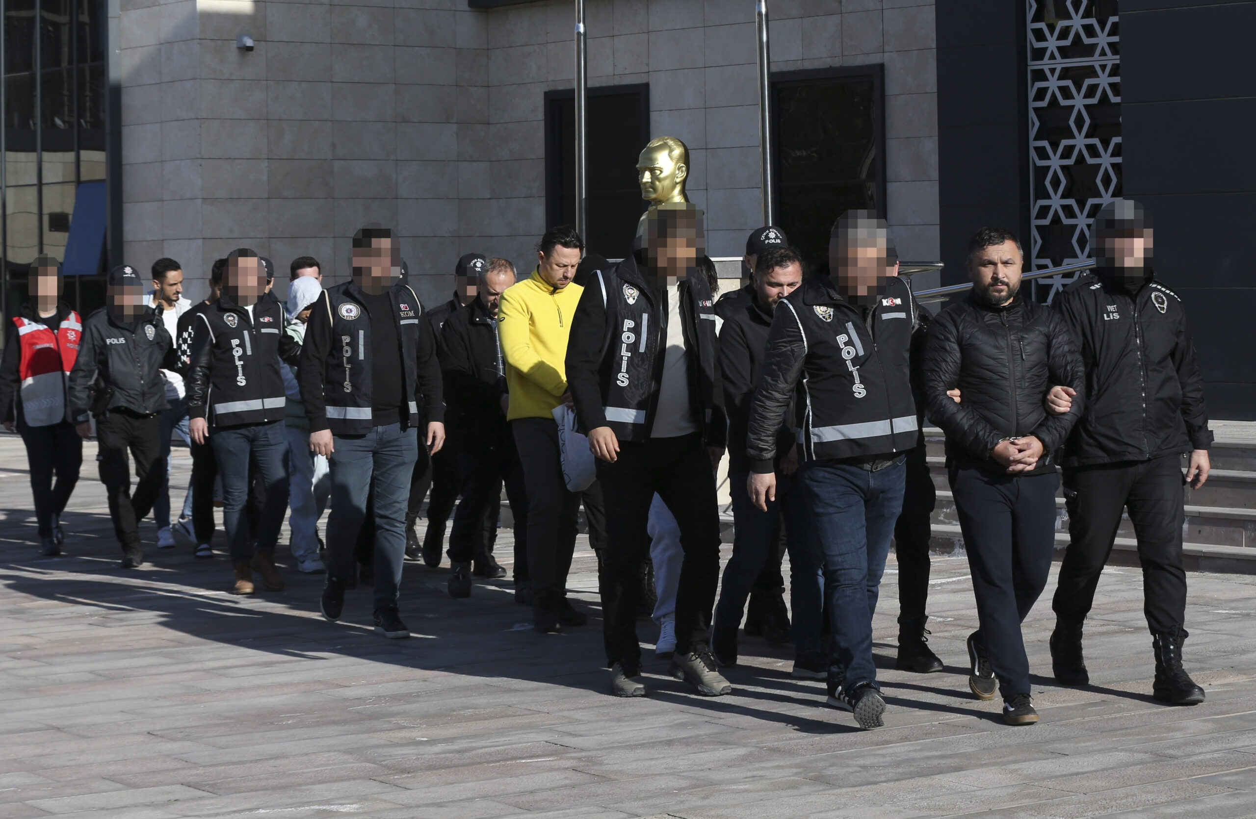 Çanakkale’de otelde  kavgaya karışan 10 zanlı yakalandı