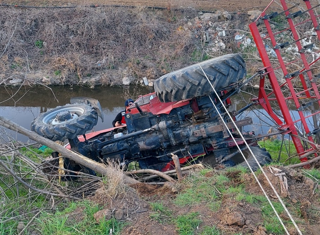 Susurluk ‘ta Traktör Devrildi Sürücü Hayatını Kaybetti