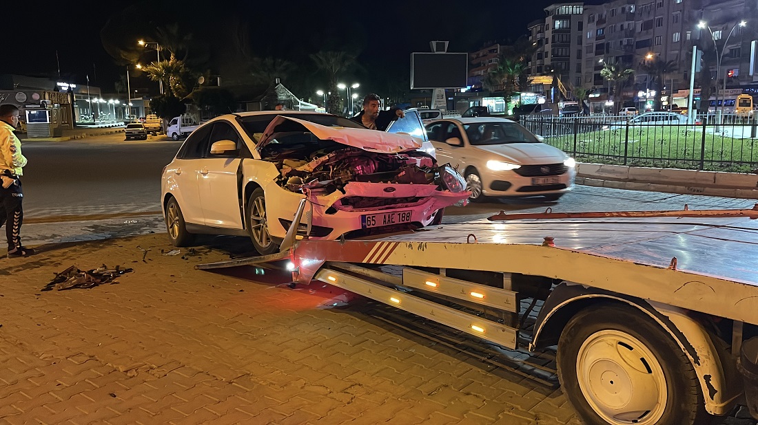 Edremit’te kamyonetle otomobilin çarpıştığı kazada 1 kişi yaralandı