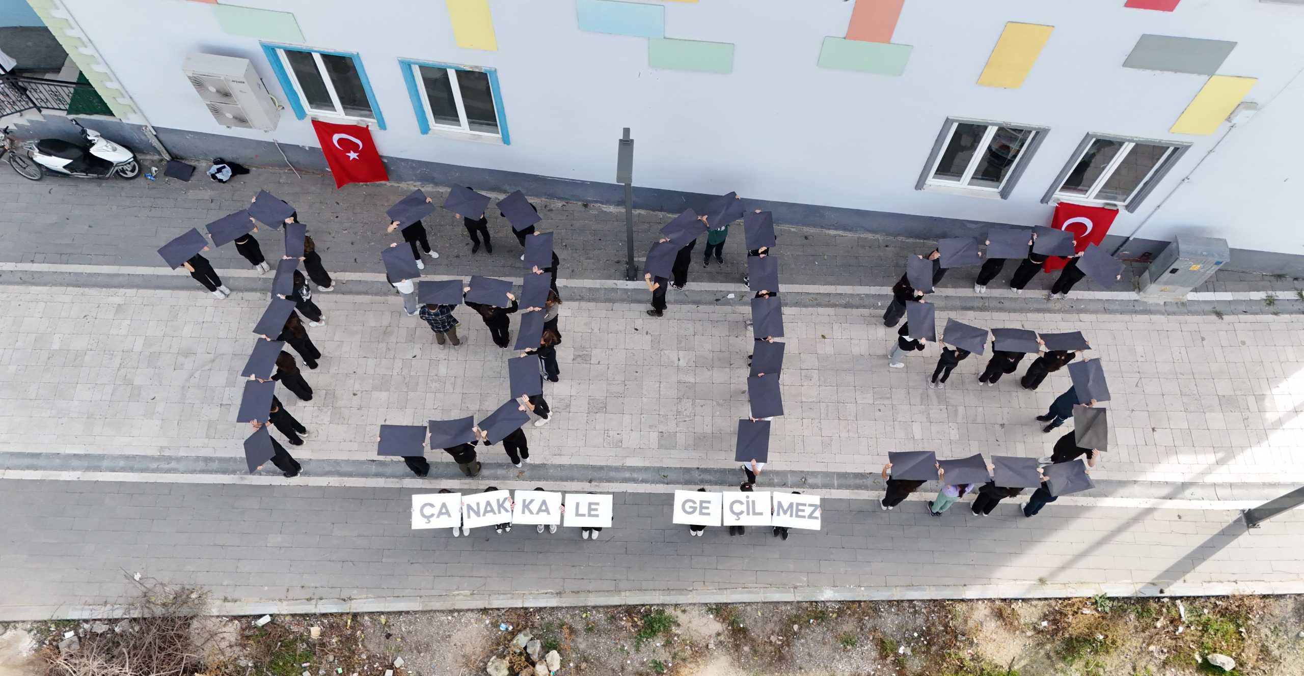 Sındırgı’da öğrencilerden Çanakkale Zaferi’nin 110. yıl dönümüne özel koreografi