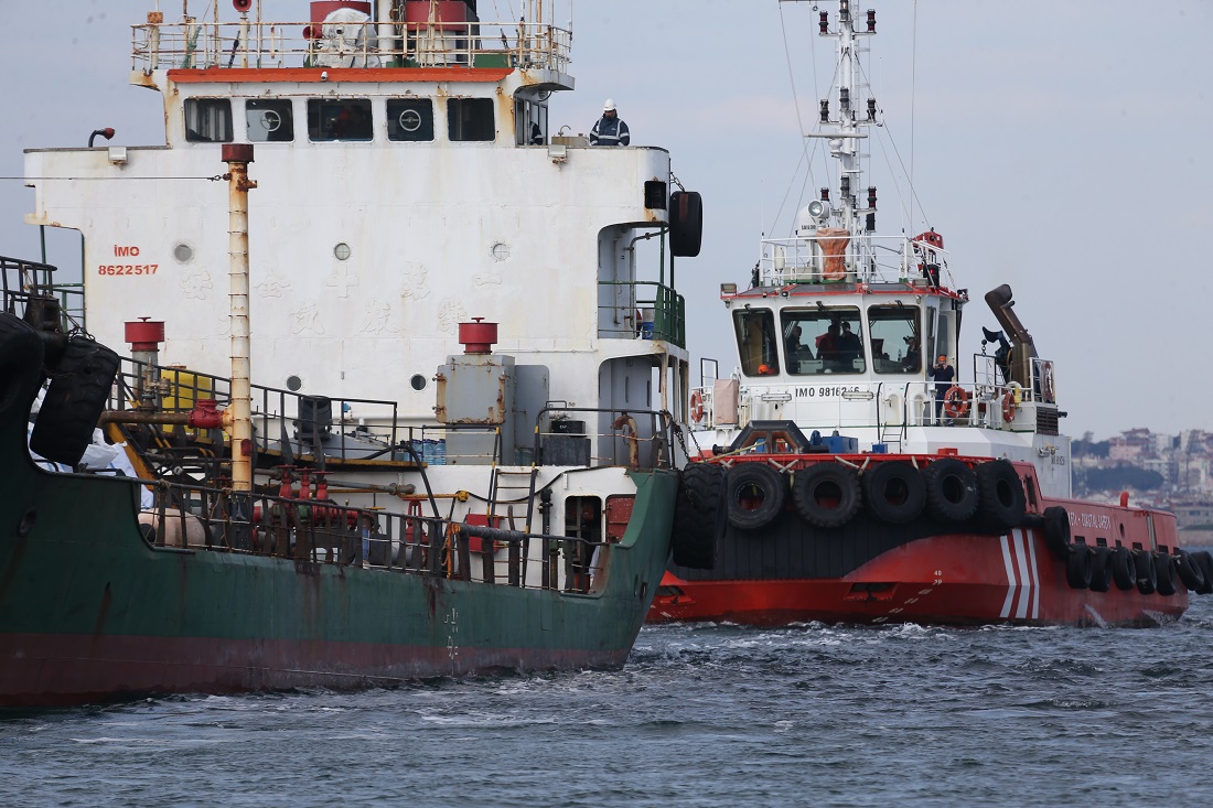 Çanakkale Boğazı’nda karaya oturan tanker kurtarıldı