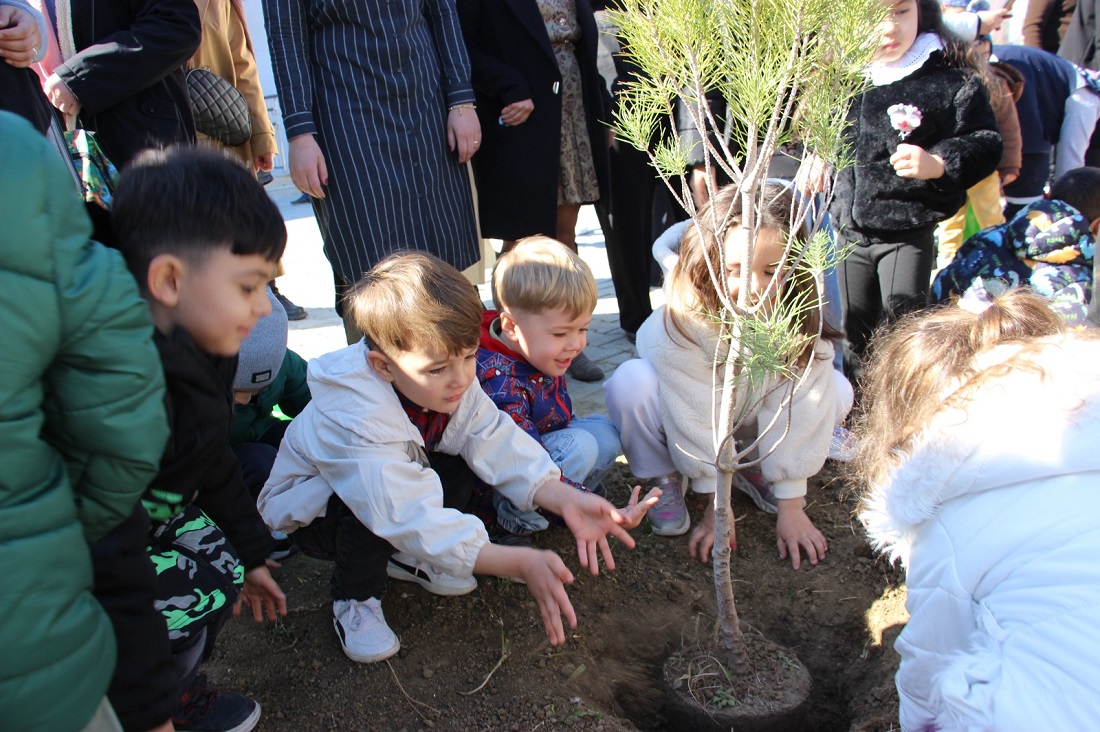 Gelibolu’da anaokulu öğrencileri fidan dikti