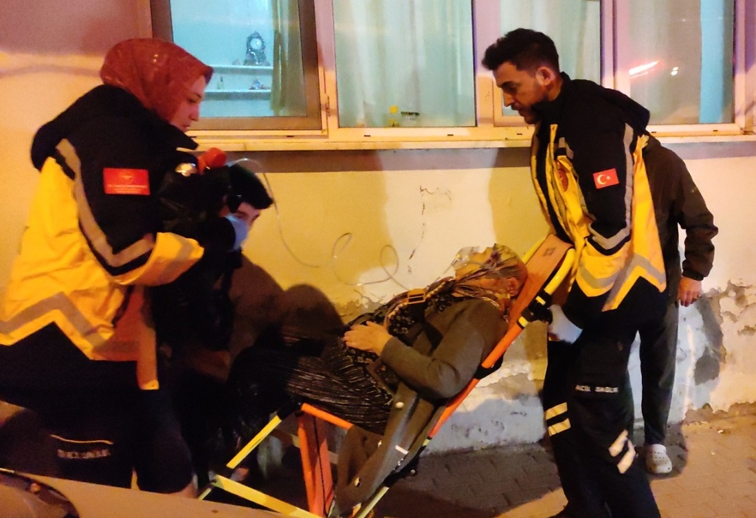 Bursa’da apartman dairesinde çıkan yangında 5 kişi dumandan etkilendi