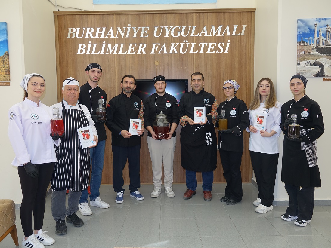 Üniversiteliler unutulmaya yüz tutan Osmanlı şerbetlerini yeniden sofralara sundu