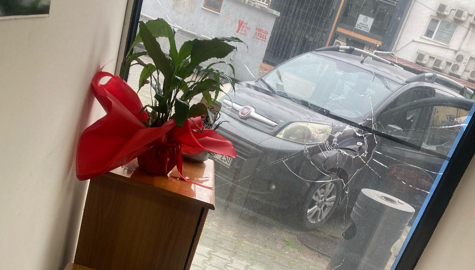 Balıkesir’de AK Parti Burhaniye İlçe Başkanlığı Binasına Taşlı Saldırı Yapıldı