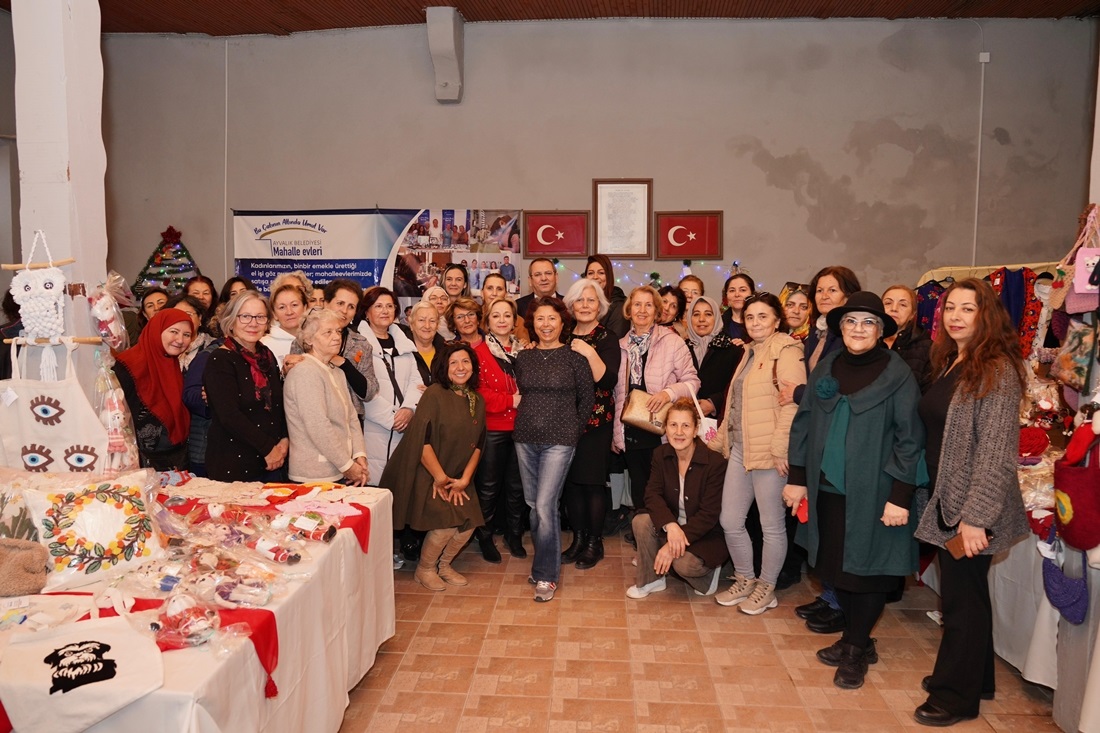 Ayvalık’ta Mahalle Evlerinde Kadınlar Üretim Yapıyor