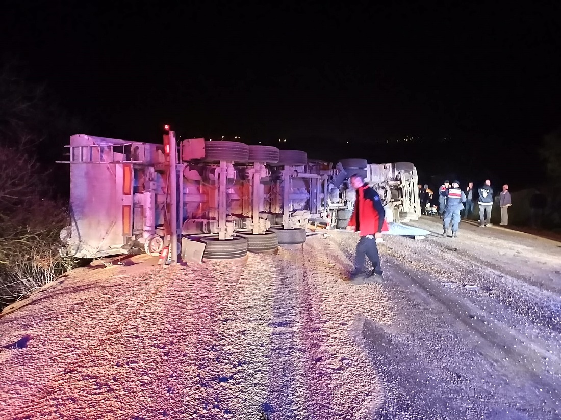 Balıkesir’de Kamyonun Devrilmesi Sonucu 2 Yaralandı