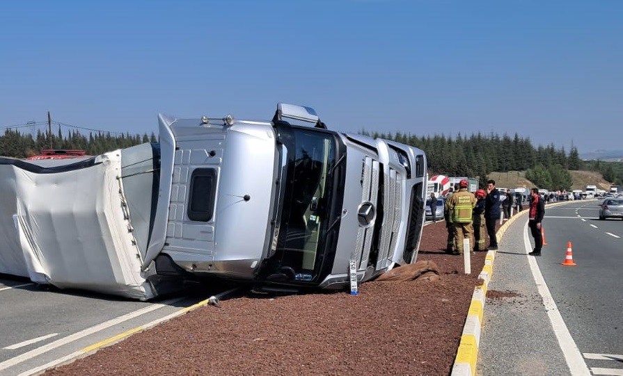 Balıkesir’de devrilen tırın sürücüsü yaralandı