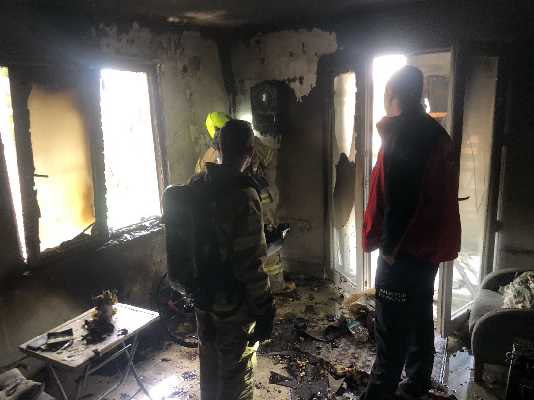 Balıkesir’de evinde çıkan yangında dumandan etkilenen kişi tedavi altına alındı