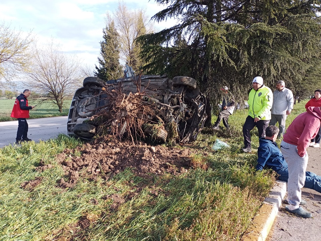 Balıkesir’de Refüje Çarpan Otomobildeki 5 Kişi Yaralandı