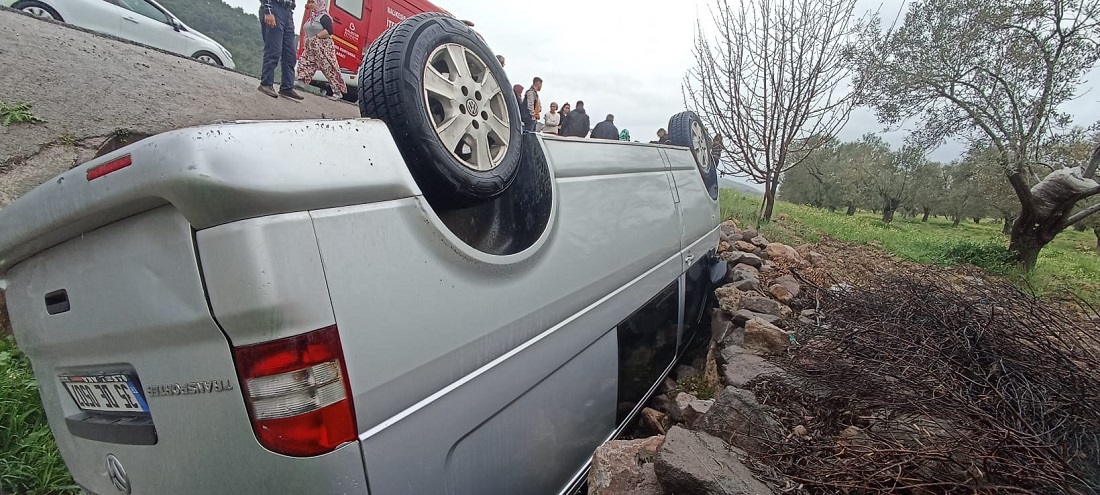 Balıkesir’de minibüsün şarampole devrildiği kazada 2 kişi yaralı