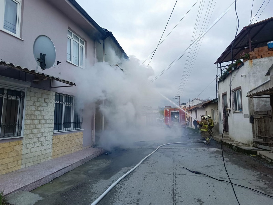 Balıkesir’de 2 katlı müstakil evde çıkan yangın söndürüldü