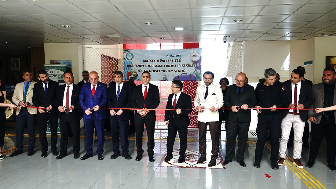 Burhaniye’de Protokol Üyeleri Turizm Şenliği’nde Keşkek ve Demir Dövdü