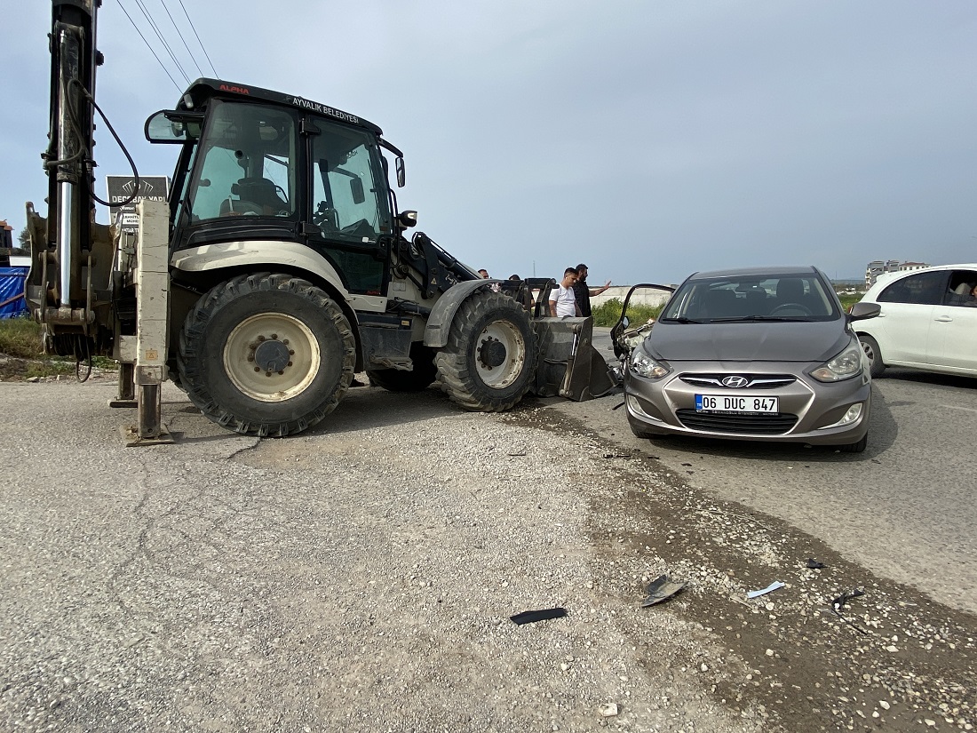 Balıkesir’de Kepçeyle Otomobilin Çarpıştığı Kazada 2 Kişi Yaralandı