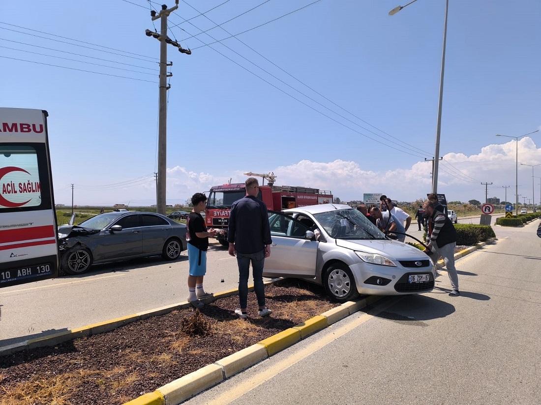 Balıkesir’de iki Otomobil Çarpıştı