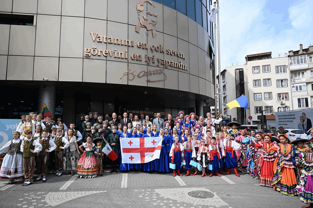 Ahmet Akın, Dünya Çocuklarını Ağırladı