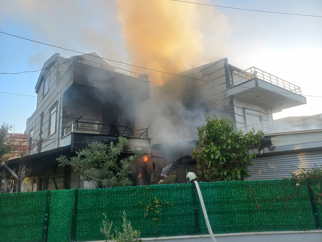 Balıkesir’de Garajdaki Araçta Çıkıp Eve Sıçrayan Yangın Söndürüldü