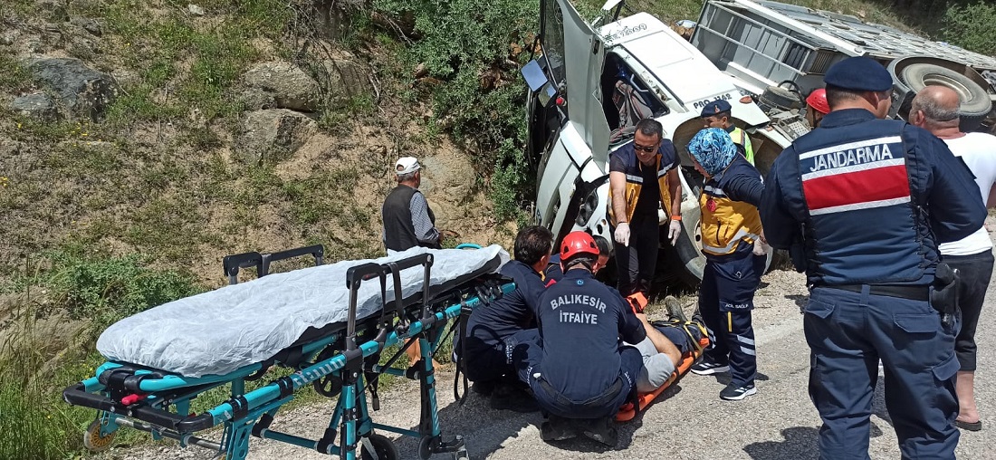 Balıkesir de Devrilen Tırın Şoförü Yaralandı