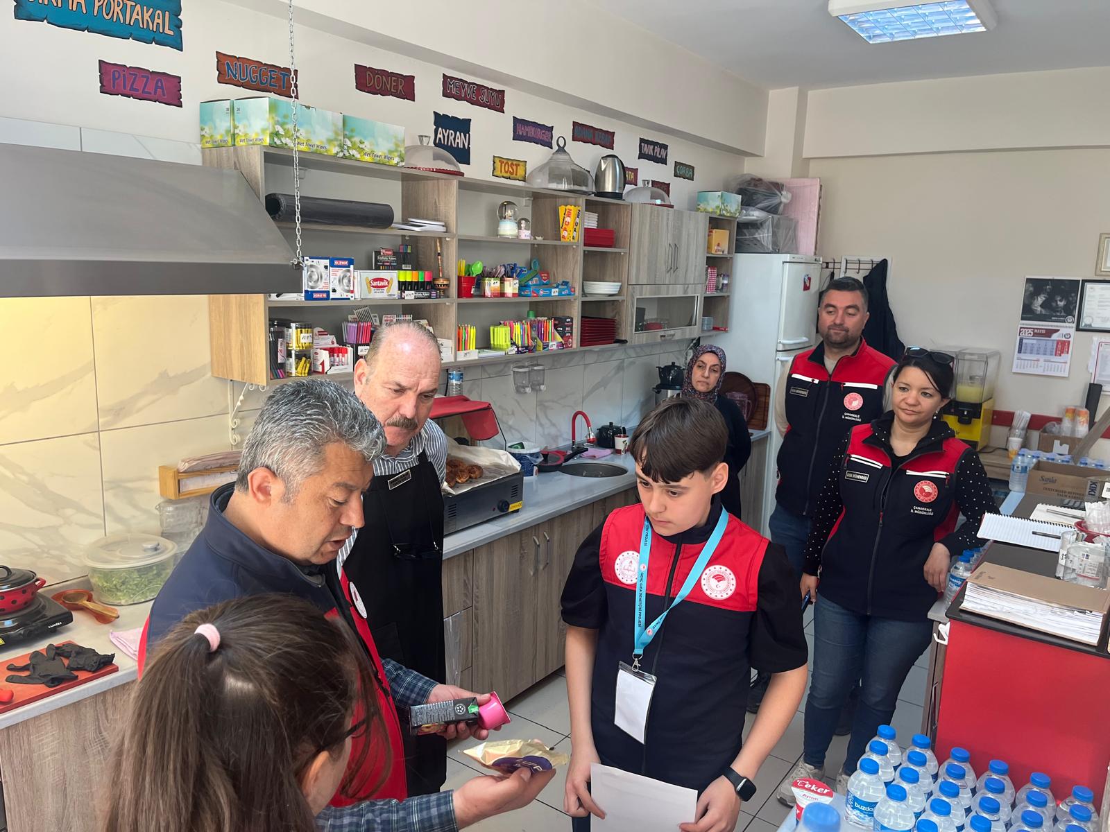 Eceabat’ta genç gıda denetçileri kantinlerde denetlemelerde bulundu