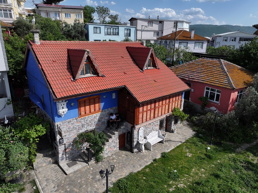 Babasından öğrendiği ahşap ustalığıyla eski evleri geleceğe taşıyor
