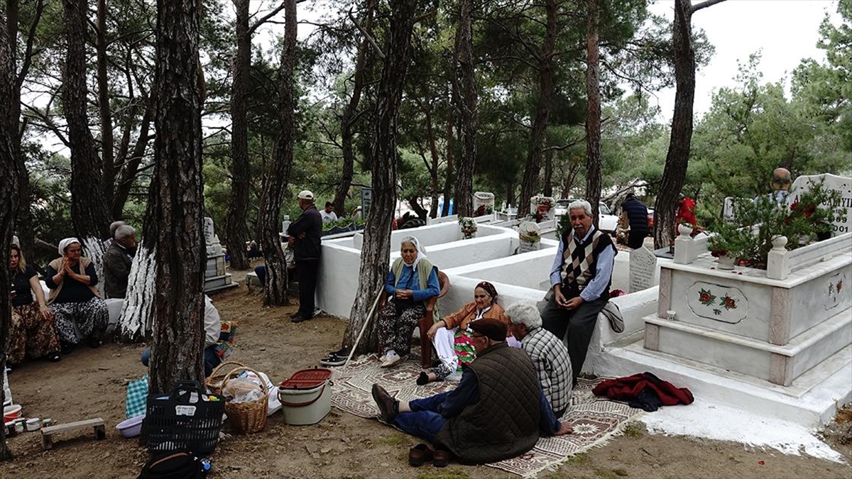 Balıkesir’deki Tahtacı Türkmenleri mezarlıkta Hıdırellez geleneğini yaşattı
