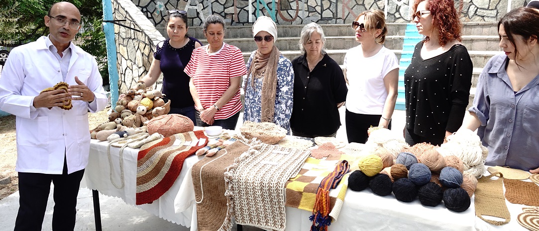 Balıkesir’de üniversiteliler, yün iplikleri bitki ve meyvelerden elde ettikleri boyayla renklendirdi