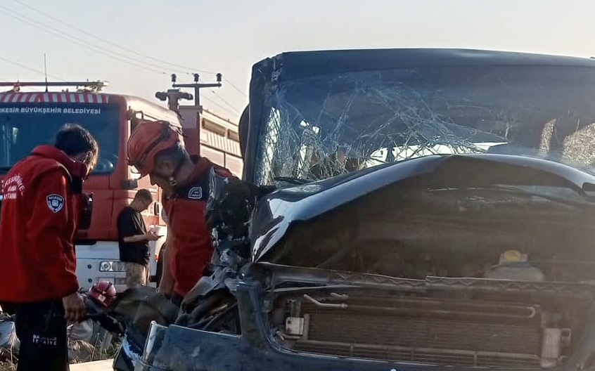 Balıkesir’de Kamyon ile Minibüsün Çarpıştığı Kazada 1’i Ağır 6 Kişi Yaralandı