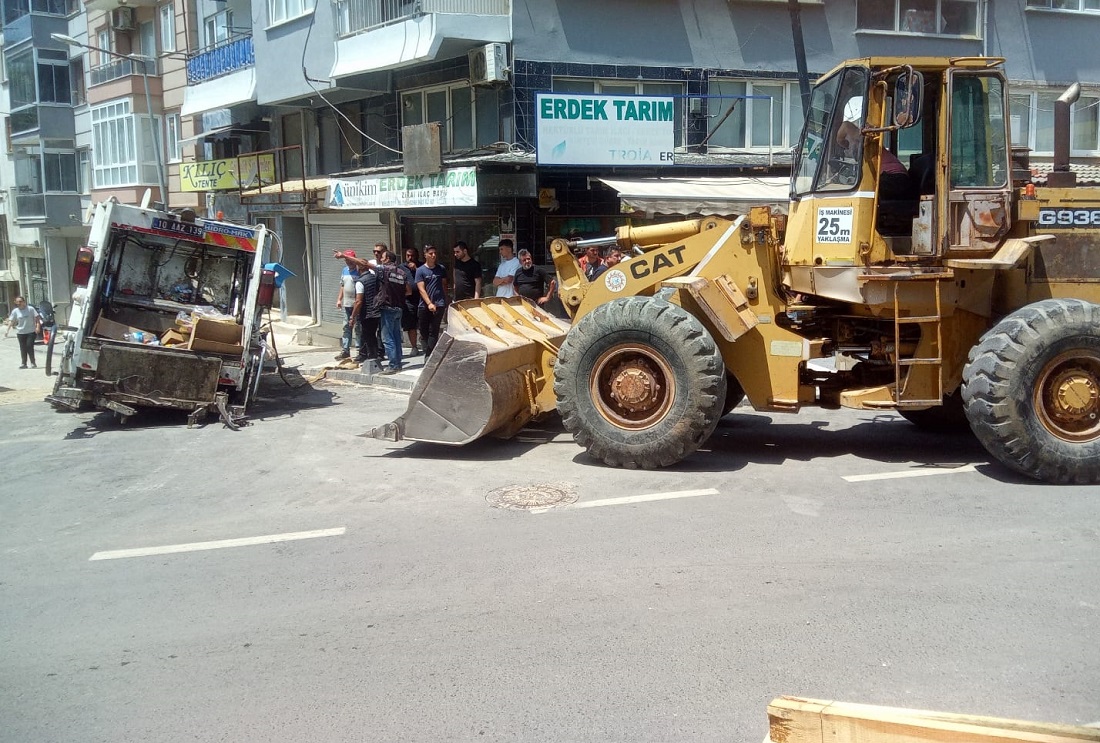 Erdek’te Çöken Yolda Mahsur Kalan Çöp Kamyonu İş Makinasıyla Kurtarıldı