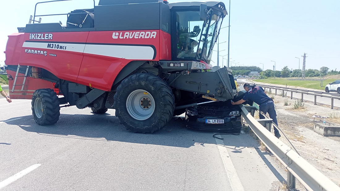 Balıkesir’de Biçerdöverle Çarpışan Otomobildeki 2 Kişi Yaralandı