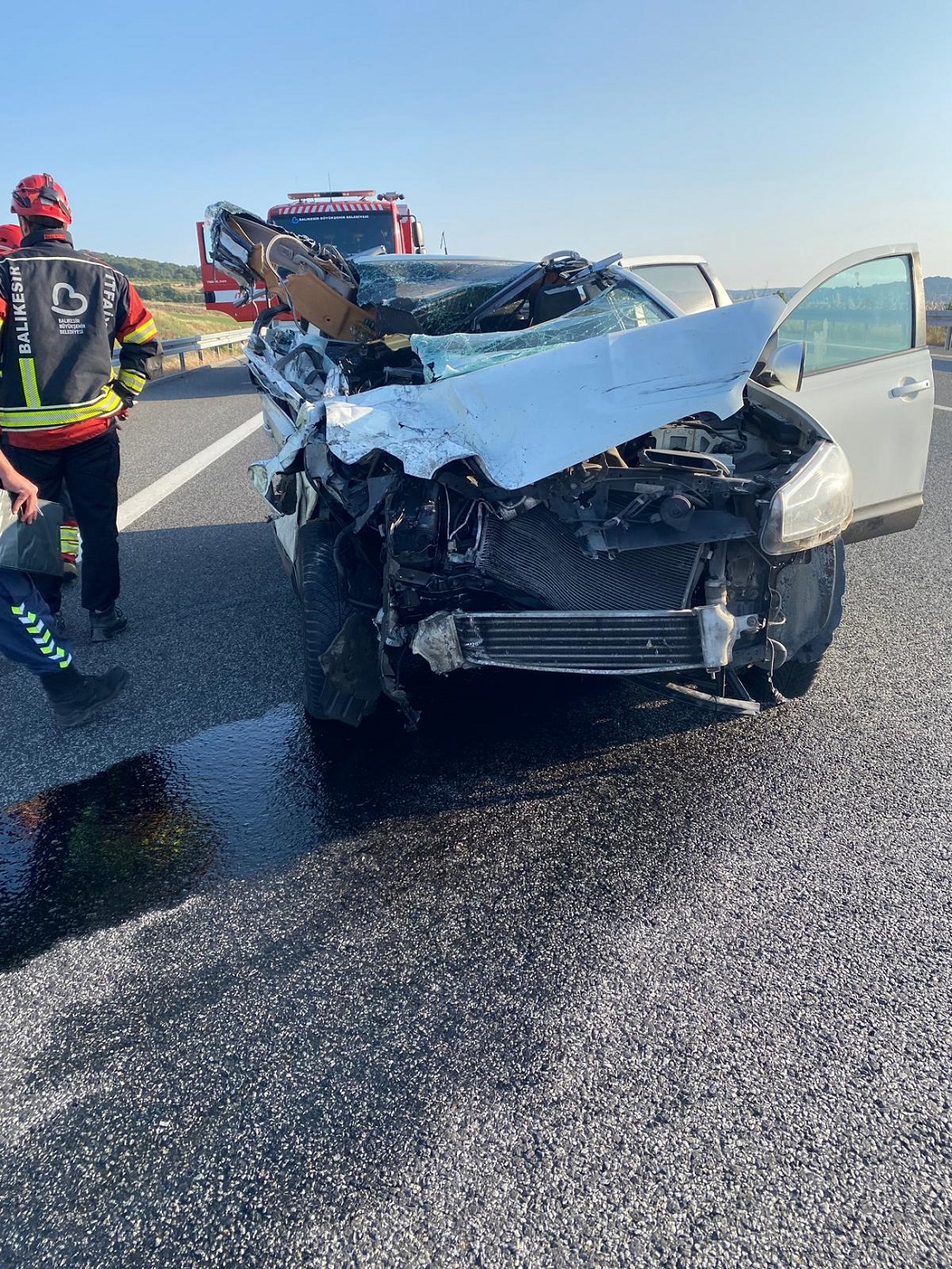 Balıkesir’de Tıra Çarpan Otomobildeki 2 Kişi Öldü, 2 Kişi Yaralandı