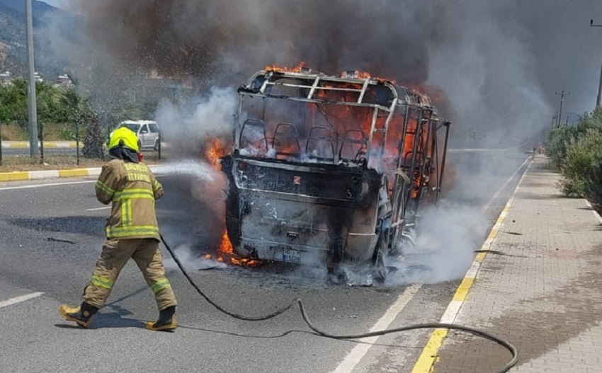 Balıkesir’de Yolcu Minibüsü Yandı