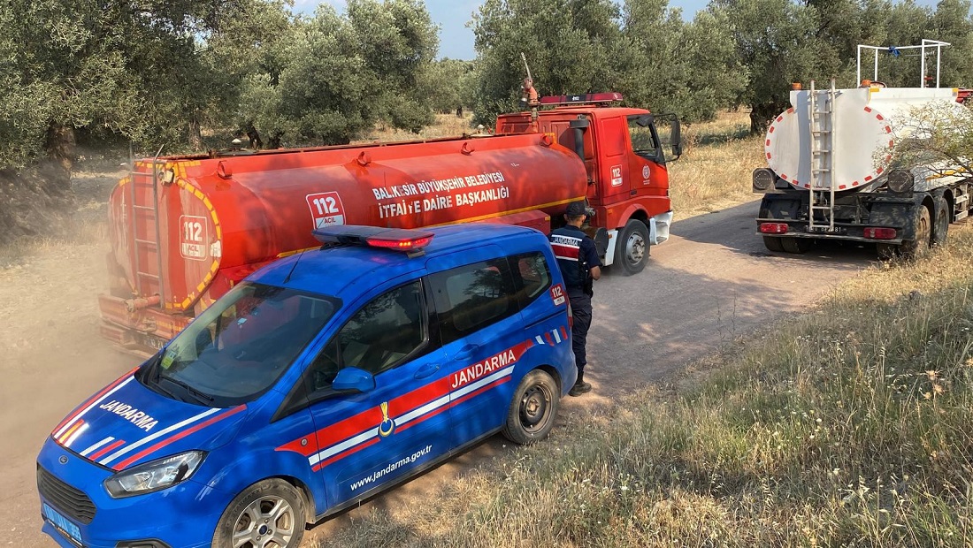 Balıkesir’de Zeytinlik Alanda Çıkan Yangına Müdahale Ediliyor