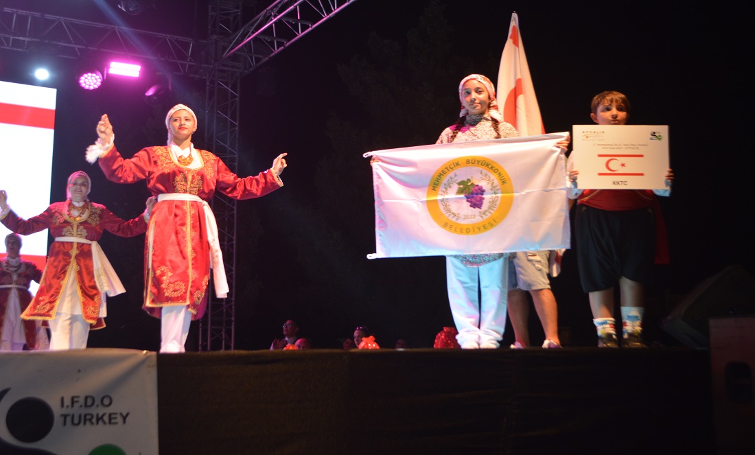 Ayvalık’ta 10. Uluslararası Halk Oyunları Festivali Başladı