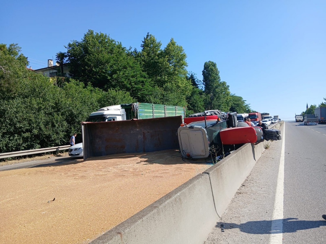 Susurluk Anayolda Traktörlü Trafik Kazasında 3 Kişi Yaralandı