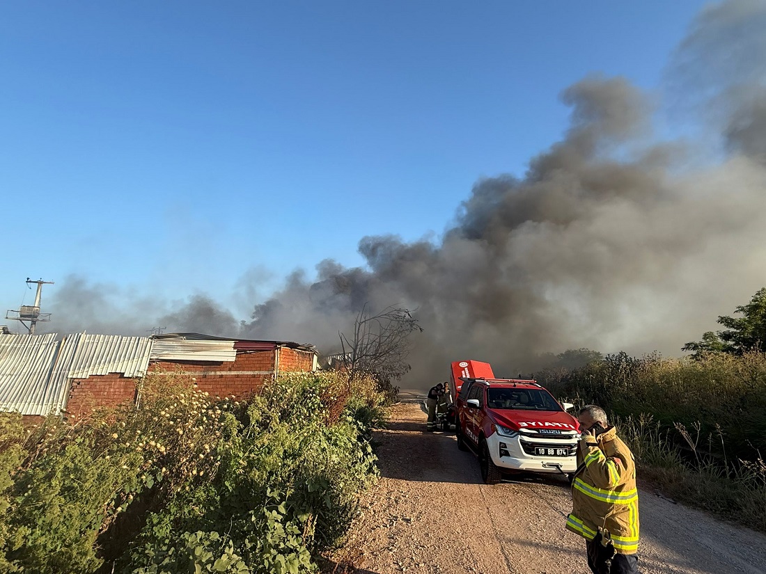 Mustafakemalpaşa’da Plastik Fabrikasında Çıkan Yangın Söndürüldü