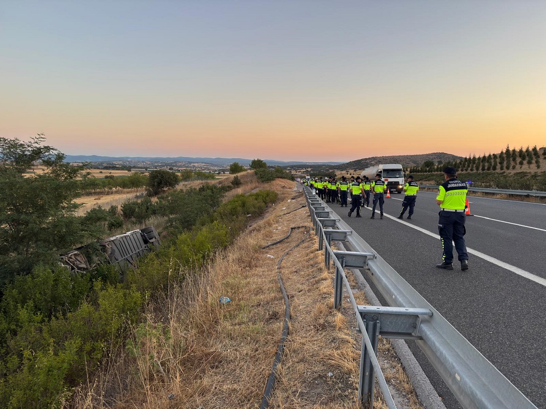 Balıkesir’de Yolcu Otobüsü Şarampole Devrildi