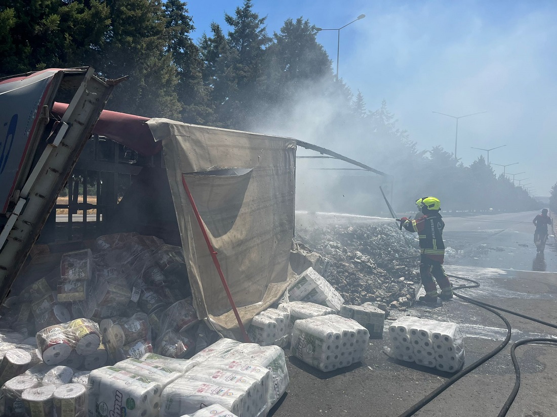 Balıkesir’de Seyir Halindeyken Devrilen Tır Yandı