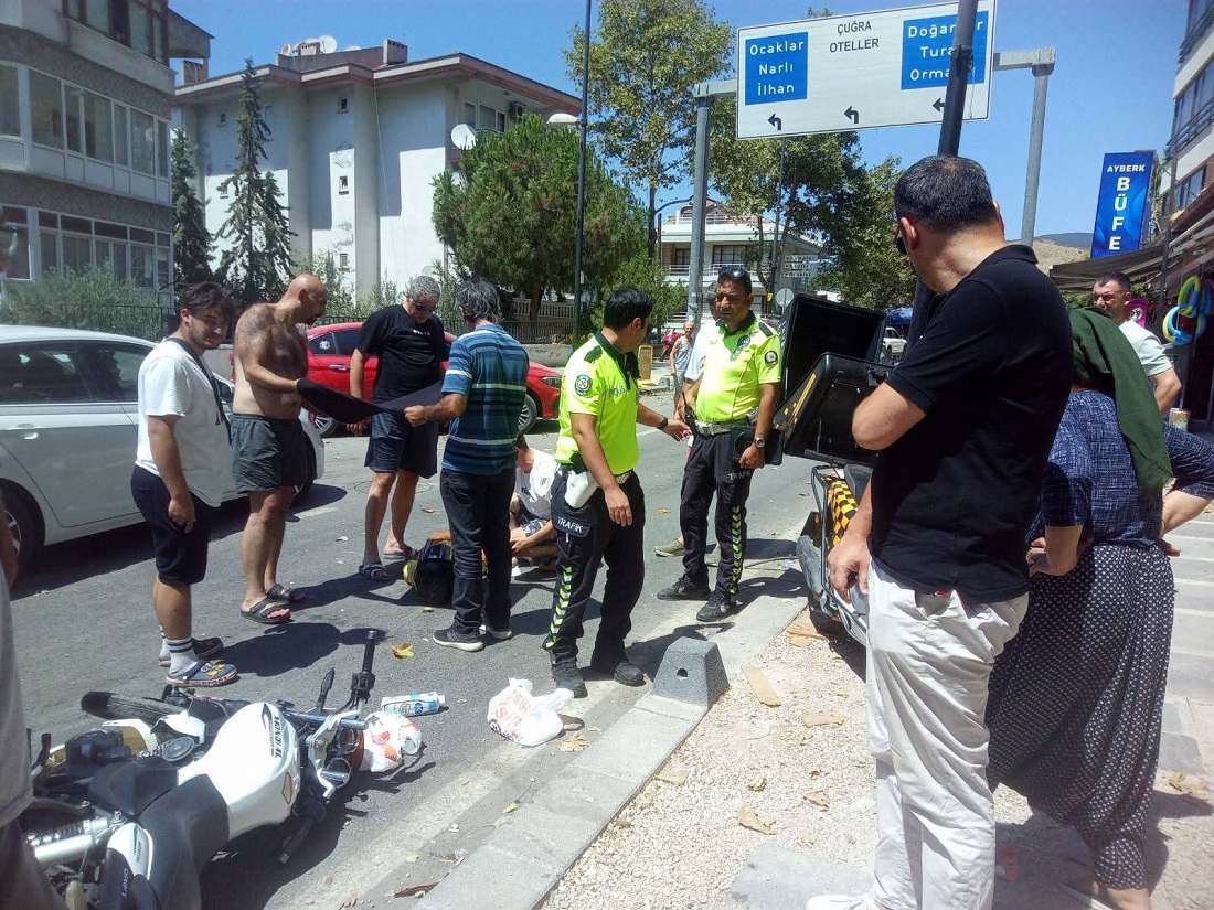 Erdek’te 2 Motosikletin Çarpıştığı Hazada 2 Kişi Yaralandı